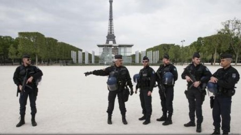 France: Paris police cordon off Champs Elysees