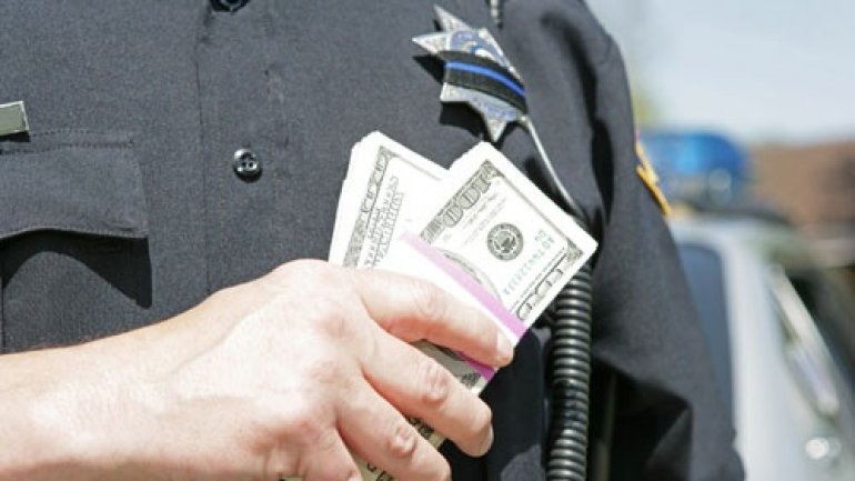 Police officer, ACCUSED of bribery, DETAINED by National Anticorruption Center