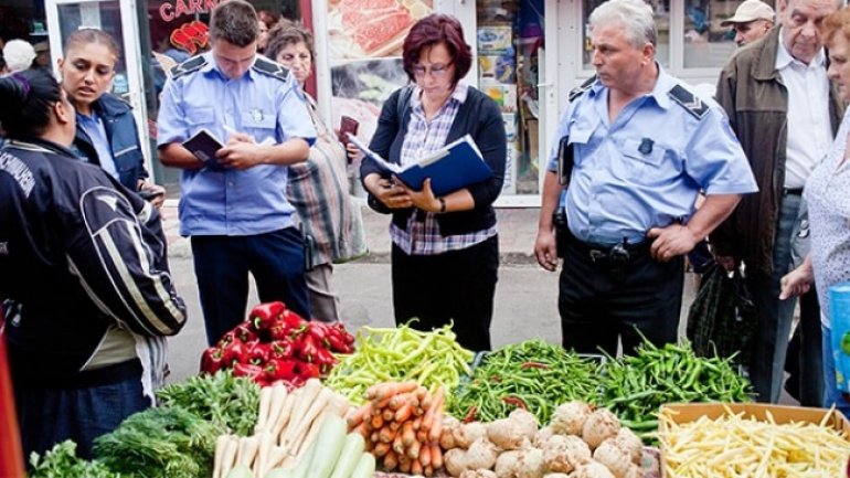 Chisinau police clear downtown streets from unlawful vendors   