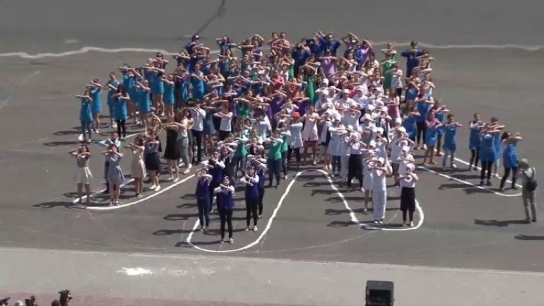 200 youths dance in Chisinau's downtown to promote vocational education