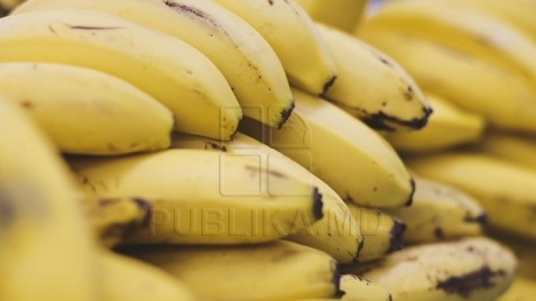 Woman SHOCKED after eating red coloured bananas (PHOTO)