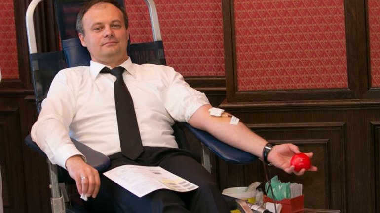 Law-makers donate blood to children in need