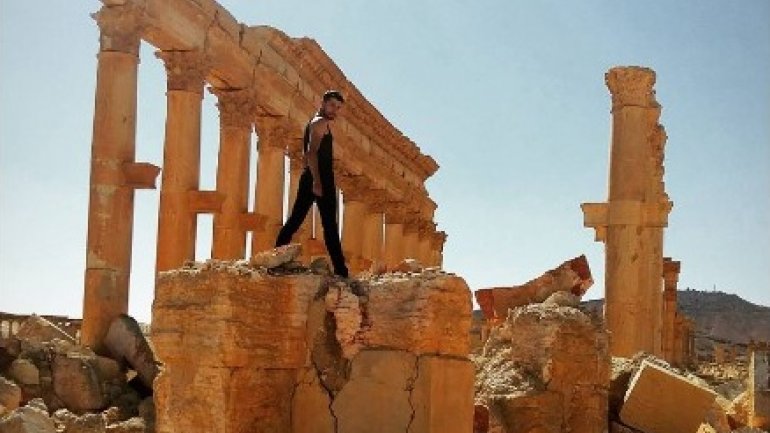 Dance or die: Syrian refugee ballet star performs at Eiffel Tower