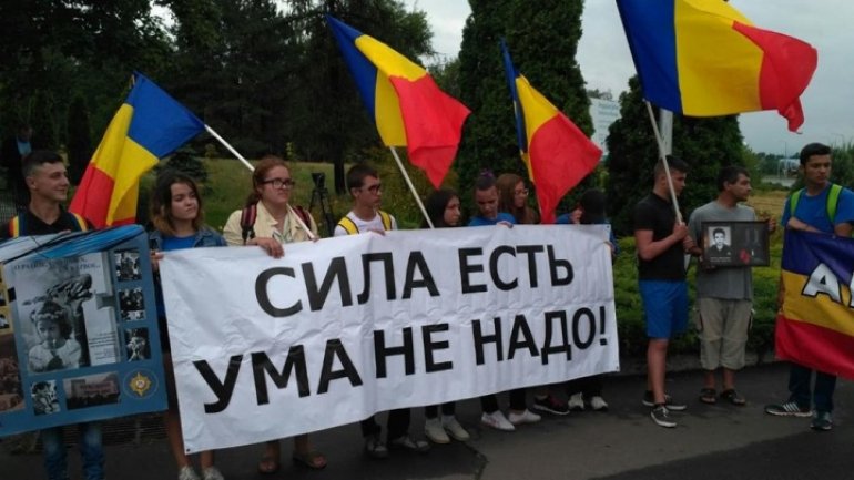 Moldova 'welcomes' Russia's Dmitry Rogozin with PROTESTS at airport 