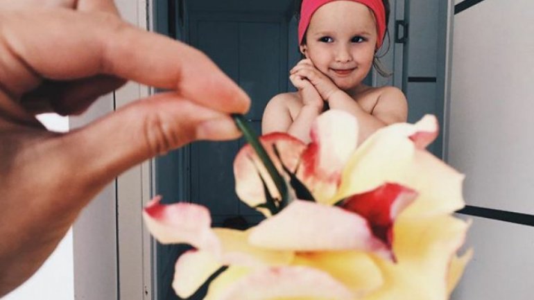 Mom “Dresses” Her Daughter In Food And Flowers Using Forced Perspective, Becomes Internet Star (Photos)