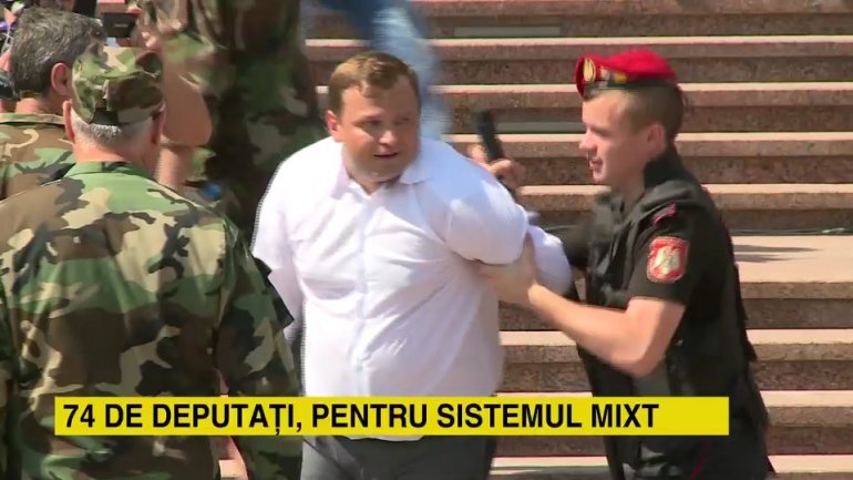 Incident in Protest. Leader of party DA, Andrei Năstase, booed after he stepped on the stage