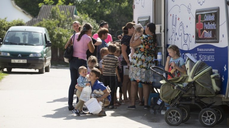 Mobile paediatric cabinet "Renaşte Moldova" reached Capriana. Dozens of children examined by doctors