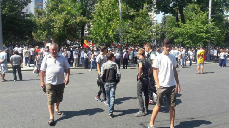 Maia Sandu and Andrei Nastase used children in protest today 