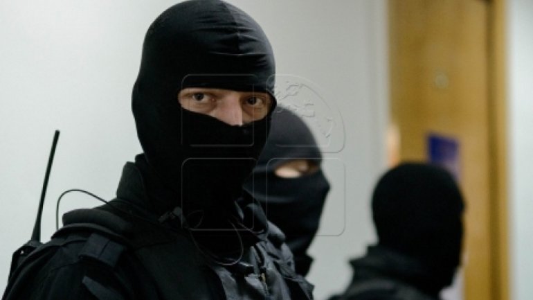 Inquisition on corruption cases in Chisinau & Drochia. Police office detained for power peddling 