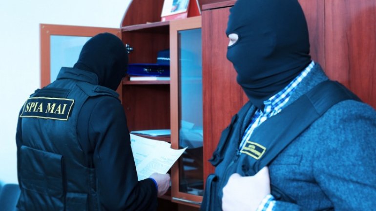  Donduşeni policeman and chief of municipal enterprise detained for influence peddling 