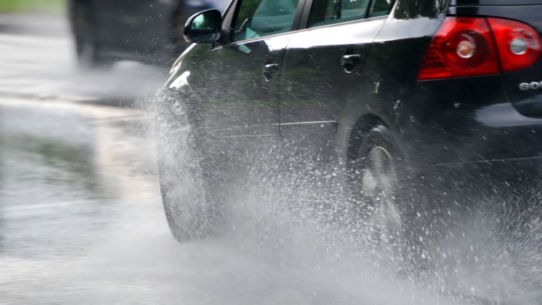 5 Tips Driving Safely in the Rain