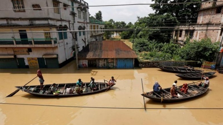 Floods kill 120 in India's Gujarat, with industry, cotton hit