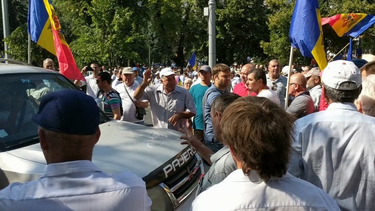 Members and supporters of Party "DA" BLOCKED CIRCULATION in capital center