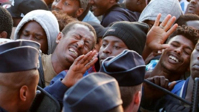 Police removes migrants from Paris sidewalks