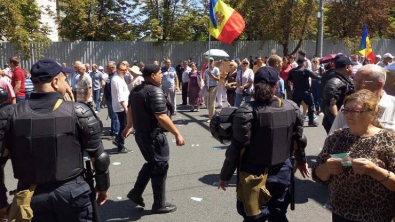 Only several hundreds rally instead of thousands expected. Another Năstase's failed protest