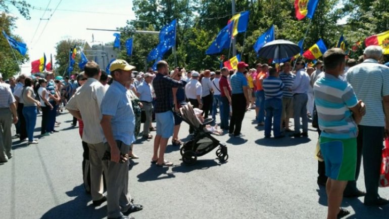 Only several hundreds rally instead of thousands expected. Another Năstase's failed protest