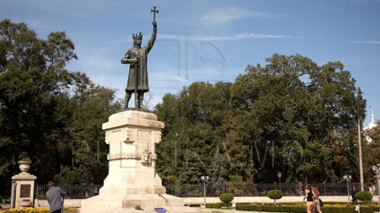 People, politicians lay wreaths to Stephen the Great monument. 2018 declared as his Year