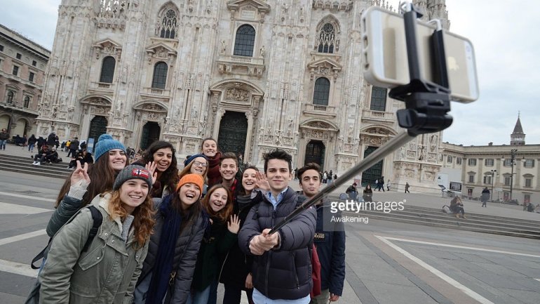 Milan bans selfie stick 