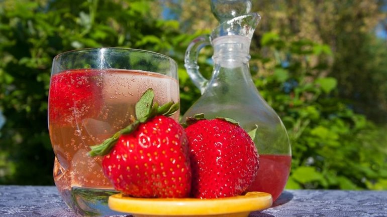 Summer beverage: Strawberry gin