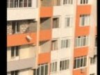 Workers carelessly throw debris bags from 6th floor (video)