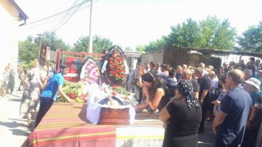 A whole town gathers to bid farewell at Sângera mayor's funeral (PHOTO / VIDEO)