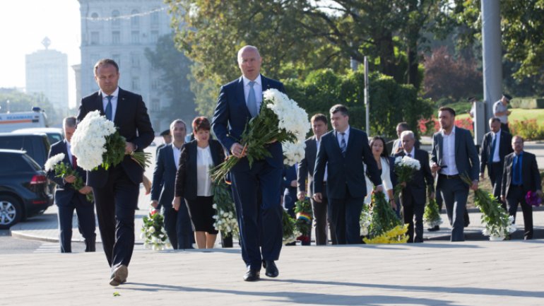 National Language Day: Officials deposit flowers at Ştefan cel Mare monument (video/photos)