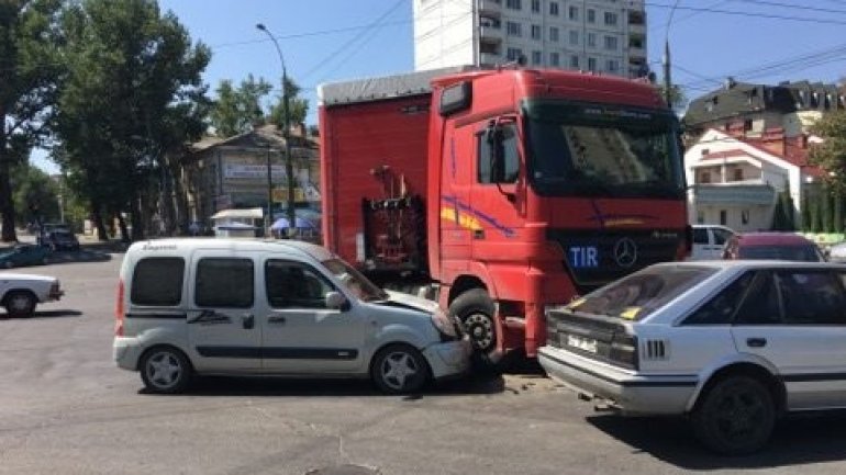 Collision between a car and a truck in Chisinau