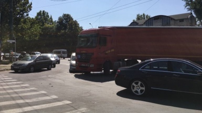 Collision between a car and a truck in Chisinau