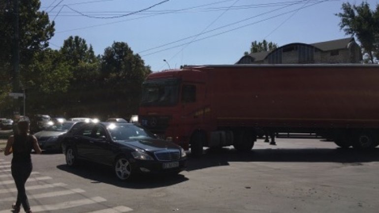 Collision between a car and a truck in Chisinau