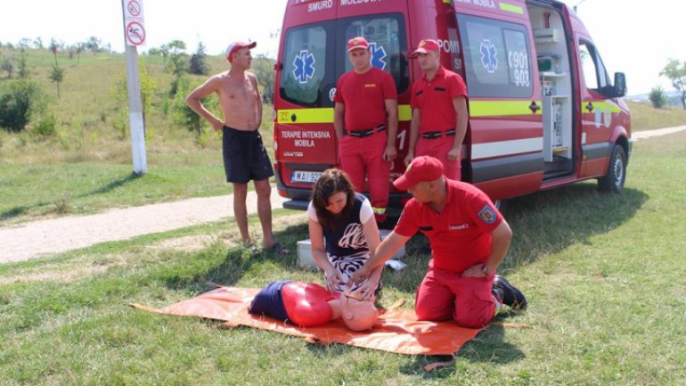 Learn to save life! Paramedics are teaching people first aid in case of drowning (Video)