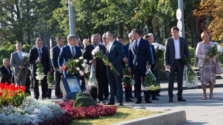 National Language Day: Officials deposit flowers at Ştefan cel Mare monument (video/photos)