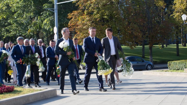 National Language Day: Officials deposit flowers at Ştefan cel Mare monument (video/photos)