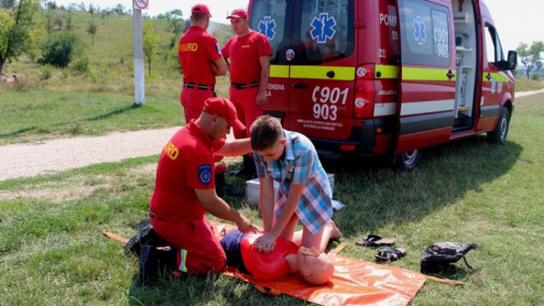 Learn to save life! Paramedics are teaching people first aid in case of drowning (Video)