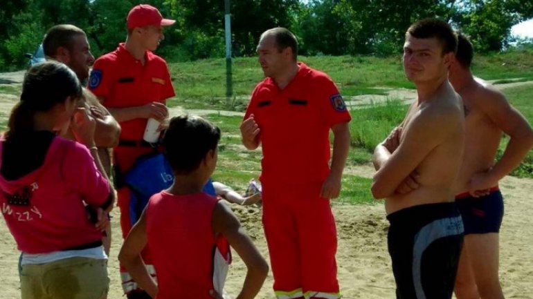 Learn to save life! Paramedics are teaching people first aid in case of drowning (Video)