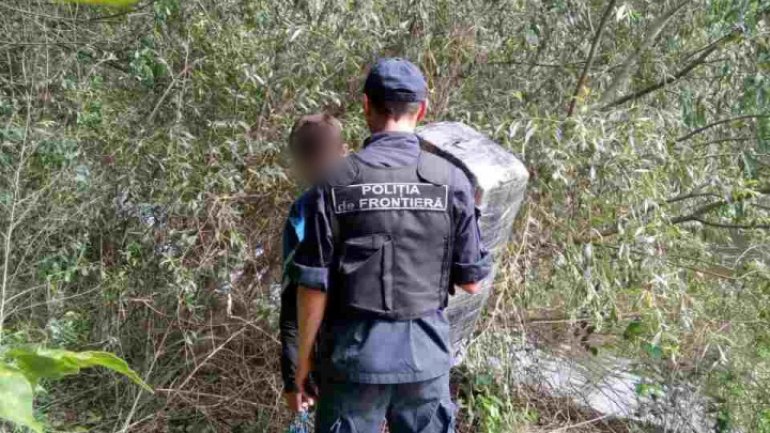 Cigarettes smuggling: Teen boy was detained by border police (photos)