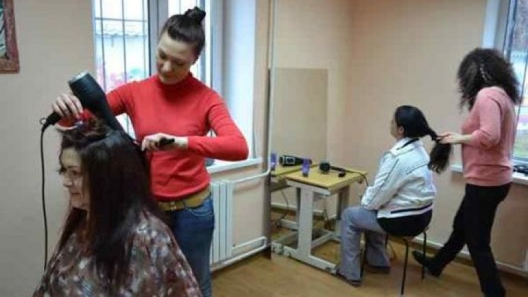 Beauty salon visits female detainees in prison no.16