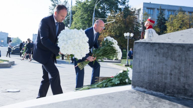 National Language Day: Officials deposit flowers at Ştefan cel Mare monument (video/photos)