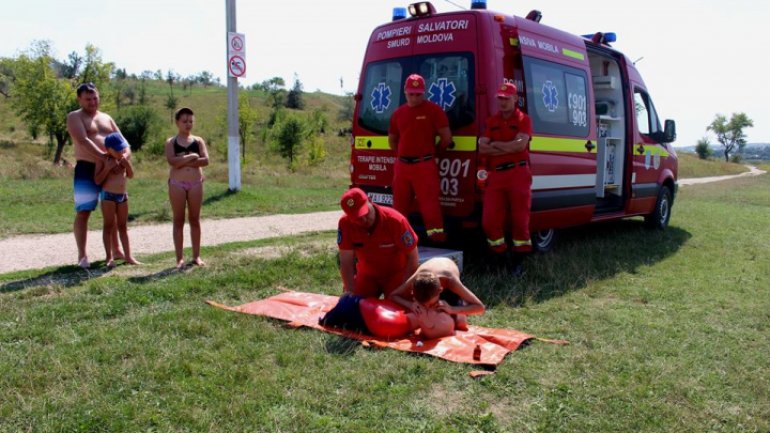 Learn to save life! Paramedics are teaching people first aid in case of drowning (Video)