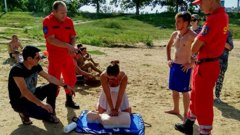 Learn to save life! Paramedics are teaching people first aid in case of drowning (Video)