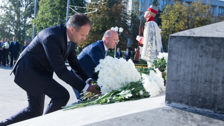 National Language Day: Officials deposit flowers at Ştefan cel Mare monument (video/photos)