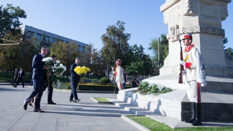 National Language Day: Officials deposit flowers at Ştefan cel Mare monument (video/photos)