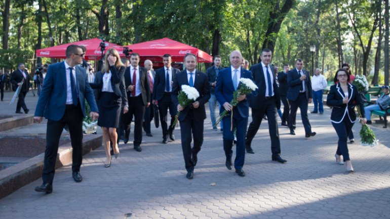 National Language Day: Officials deposit flowers at Ştefan cel Mare monument (video/photos)