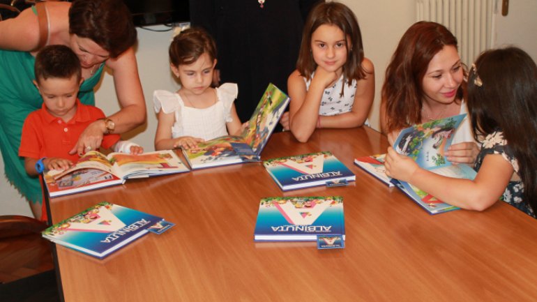 Moldovan kids from diaspora to get 500 "Albinuta" ABC books, signed by Grigore Vieru