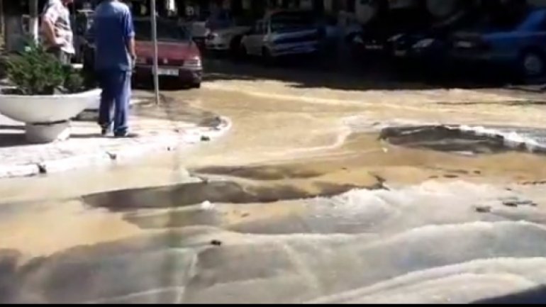 Water pipe exploded on Chisinau streets (video)