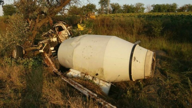 Cement truck crash tree and overturn, driver dead (PHOTO)