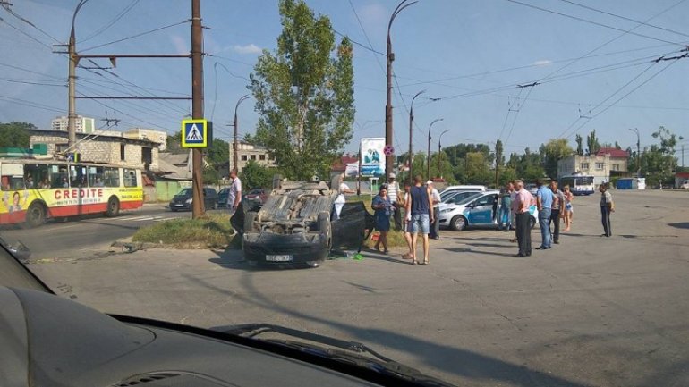 Crash and overturn - Two cars collide violently in Chisinau  