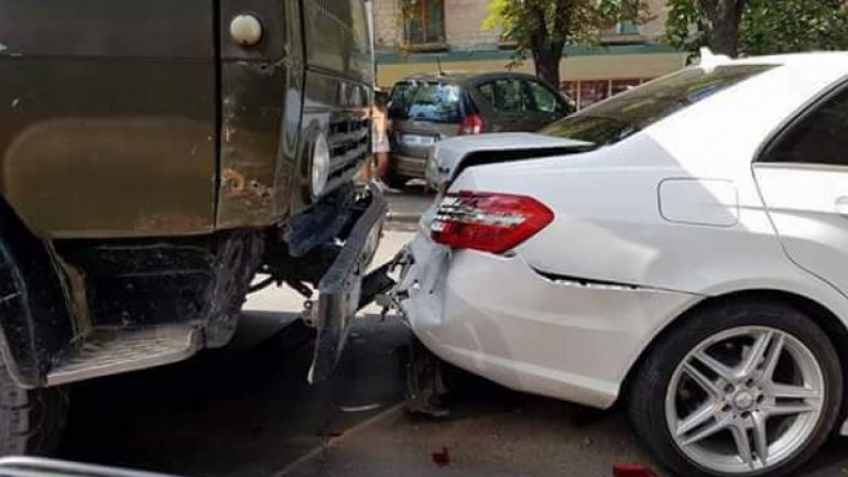 Truck crashes Mercedes in Chisinau center 