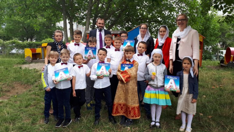 Moldovan kids from diaspora to get 500 "Albinuta" ABC books, signed by Grigore Vieru