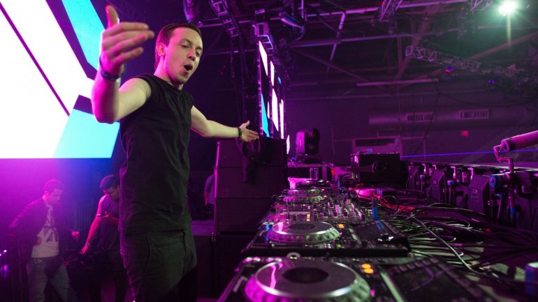 Fan bestowed gift to Andrew Rayel after Independence Day concert