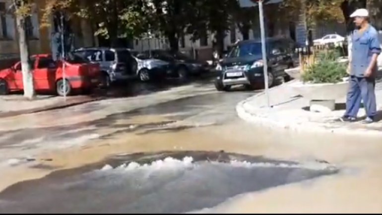 Water pipe exploded on Chisinau streets (video)